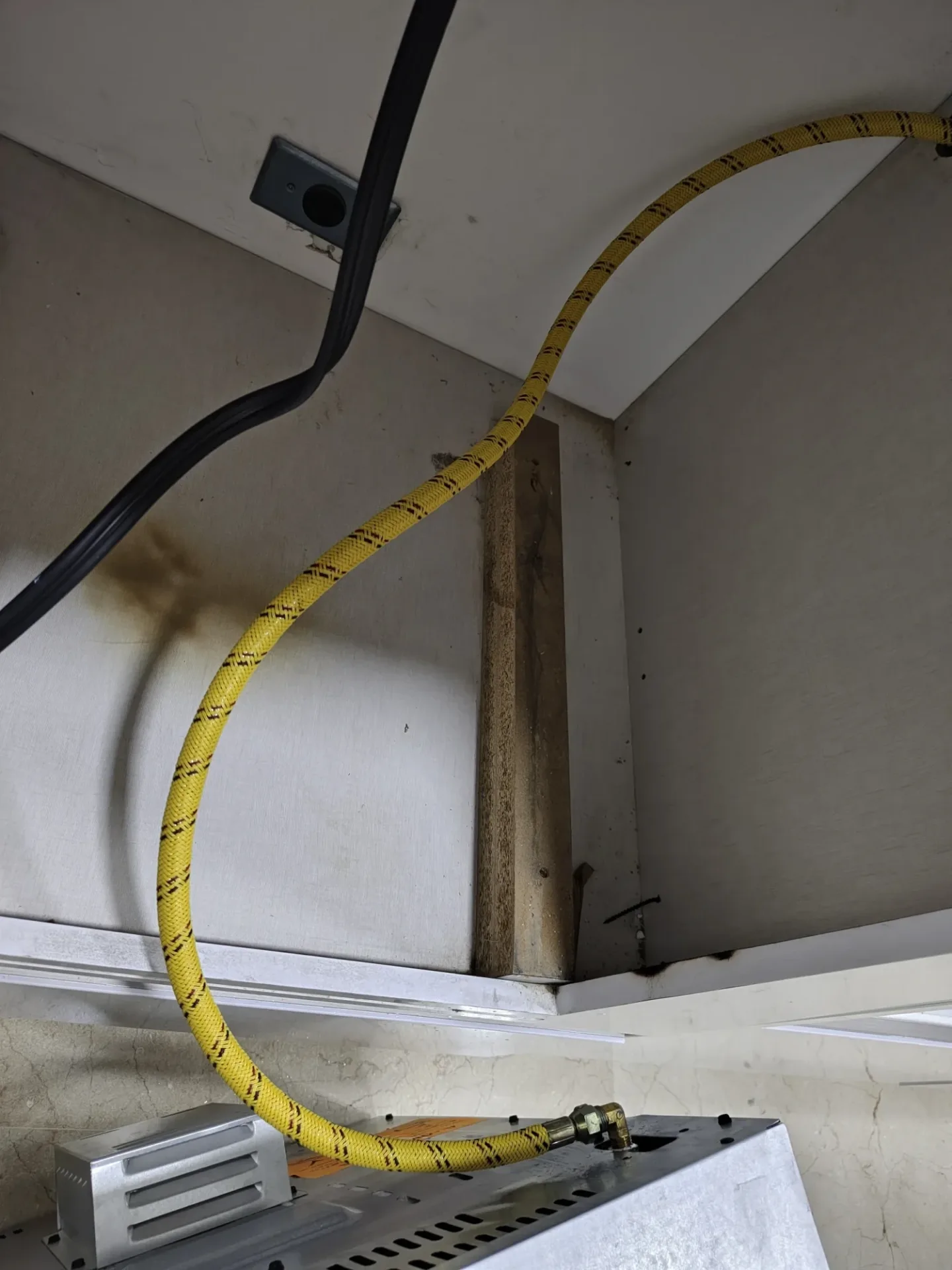 Manguera flexible conectada a gasodoméstico
