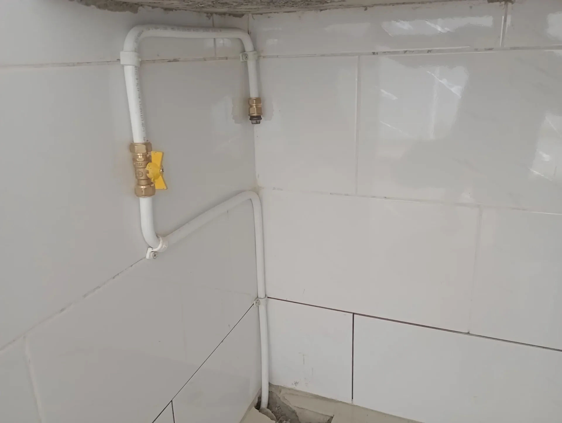 Tubería y válvula en gabinete
