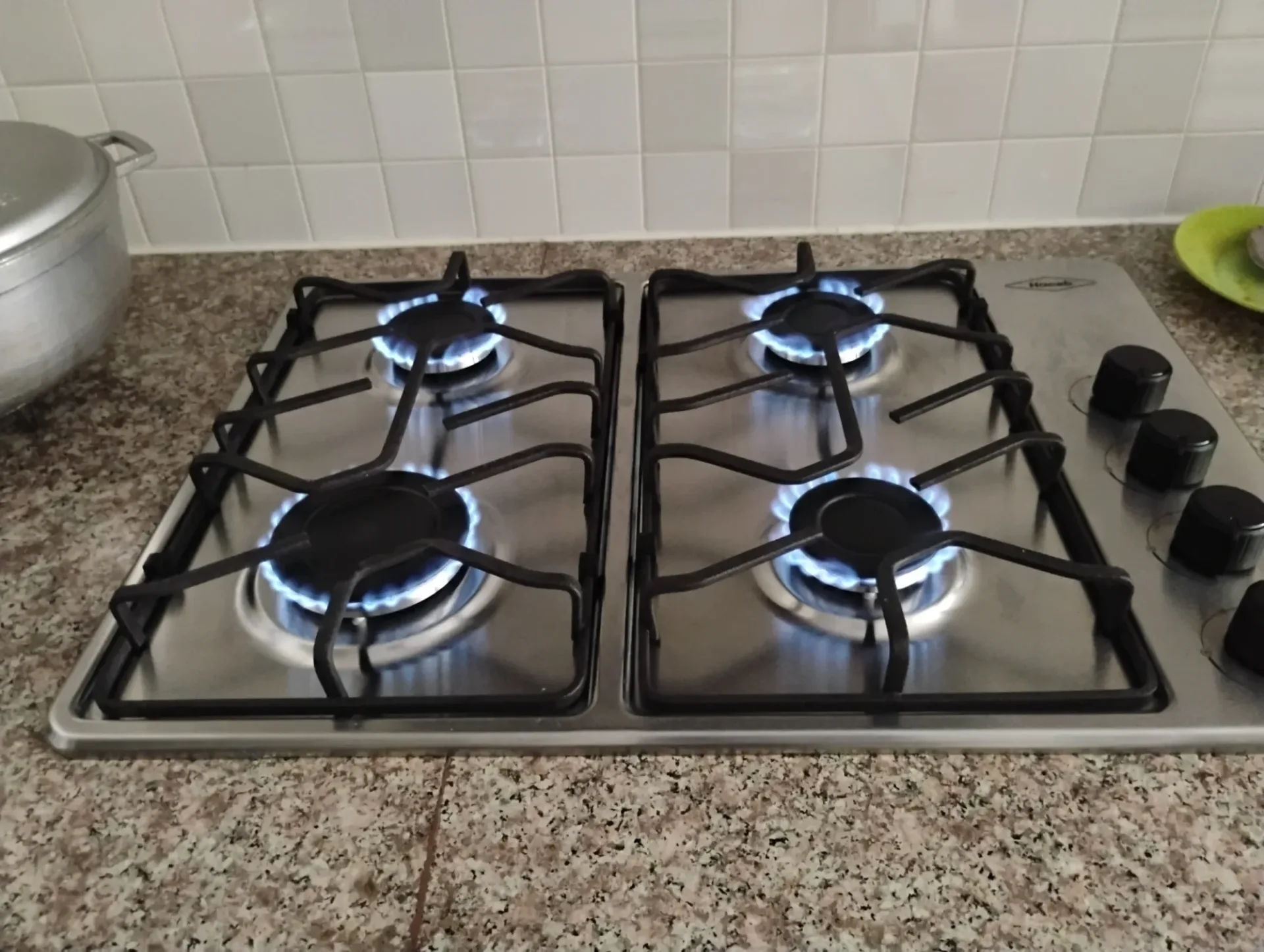 Punto de gas junto a horno empotrado